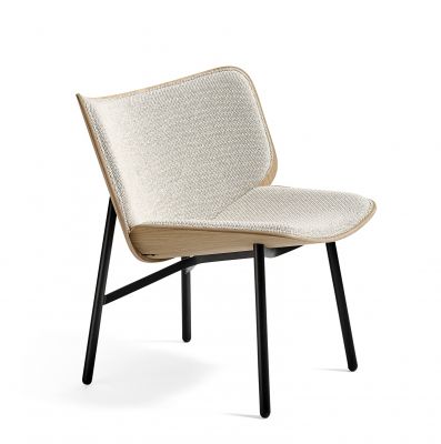 Dapper Lounge Chair von Hay, Sessel mit hellem Stoffbezug und schwarzem Metallgestell.
